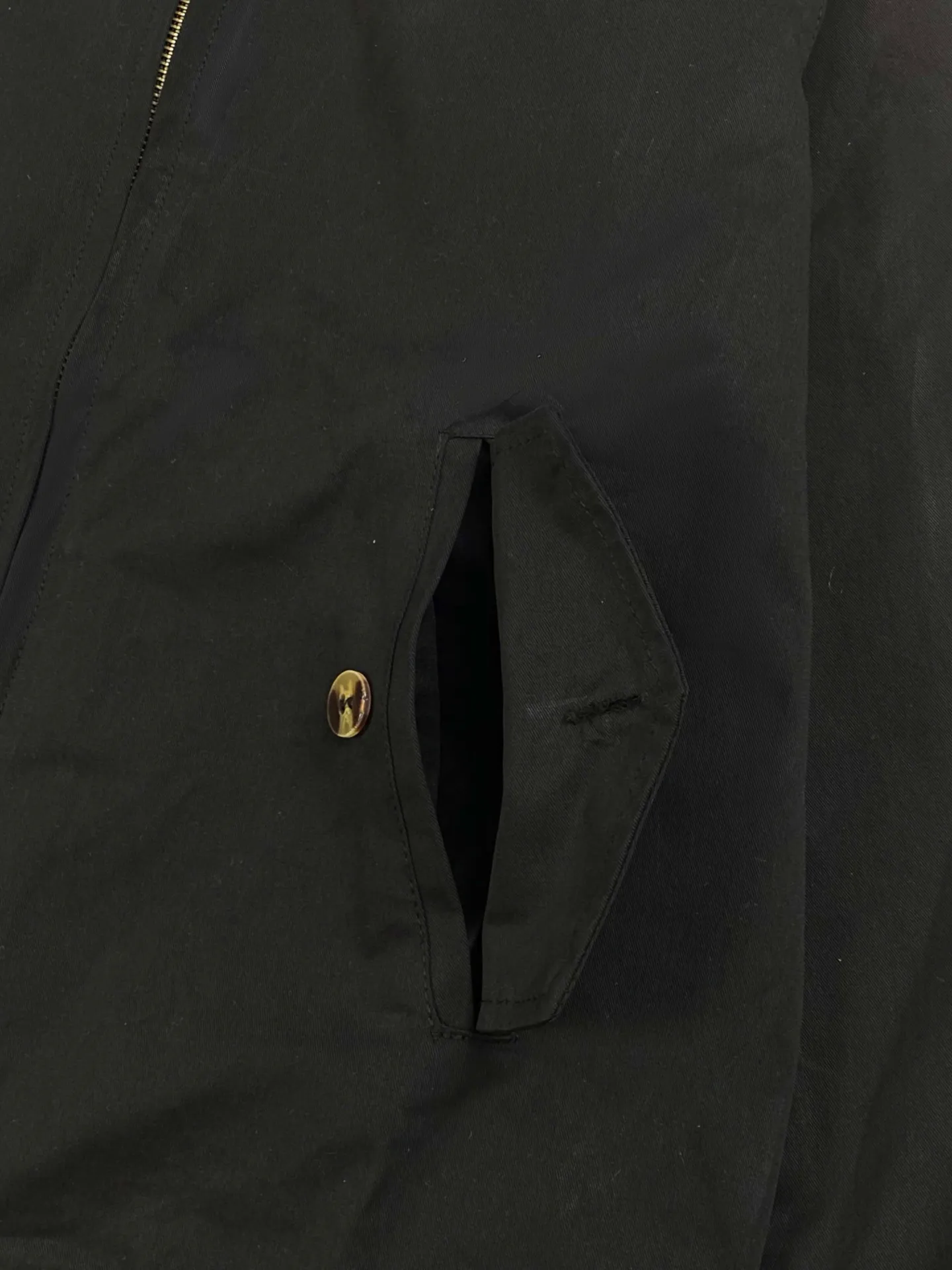 P306 💰Ralph Lauren/Ralph Lauren American vintage classic lapel old cadre retro jacket. Classic design. Timeless classic. The cotton fabric is thick and wide, showing a sense of vintage. The collar and cuffs are decorated with colorful plaid. It looks good on both men and women. Wear it as comfortable as you want. It focuses on relaxed retro YYDS. One piece for both men and women. An indispensable piece for autumn and winter. The most popular jacket at the moment. One hundred percent cotton twill is thick and thick, ⚠️correctly spaced red and green plaid lining, imported high-density embroidery. The Harrington jacket has a loose fit, is short and fat, and is super versatile. It is a clean fit and is suitable for both men and women. Color: Khaki Navy Black Size: M-XXL Size Length Bust Sleeve Length Shoulder Width M 67 110 61 L 68 114 62 XL 70 118 63 2XL 72 122 64